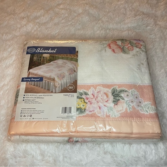 ✅4X Host Pick✅ Beacon Manufacturing Twin/Full Spring Bouquet Blanket - Picture 2 of 8